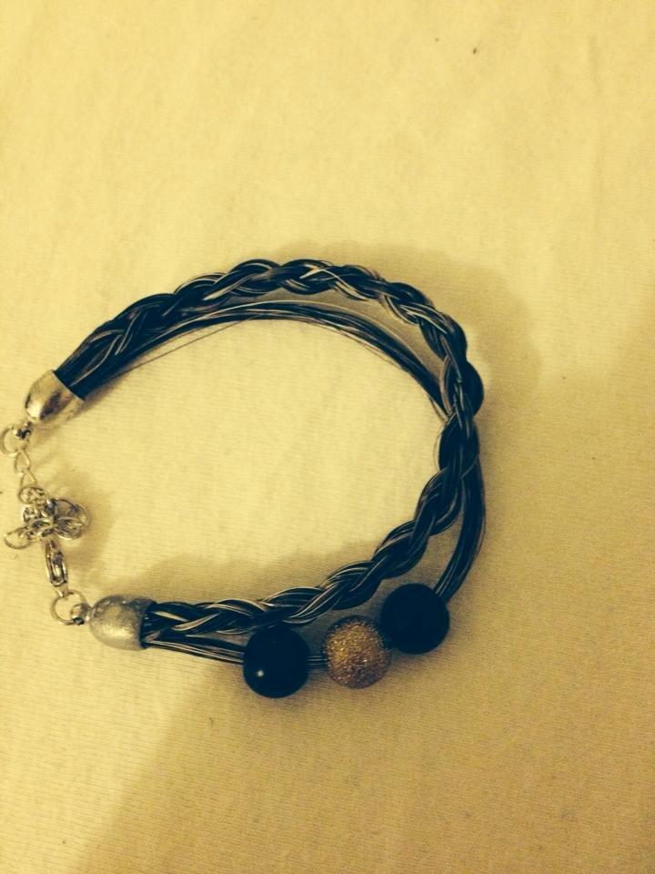 Armbånd! :D - 4 flet og løse hår med perler.. lavet til min veninde af hendes fjordhests hår  billede 4