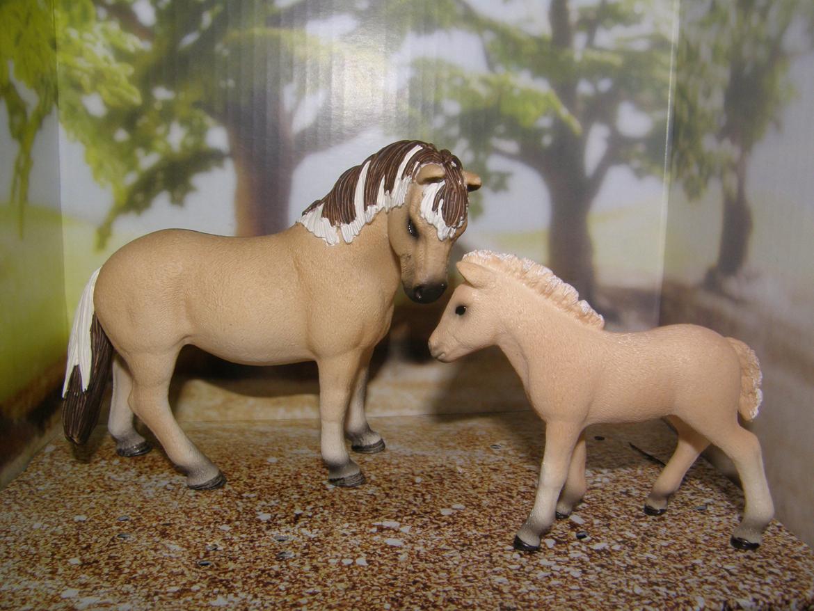 Mine Schleich Dyr - Navn: Vigdis Kvitfjell. Race: Rød Fjordhest. Køn: Hoppe. Alder: 12 år. Navn: Hindbærgårdens Bjørka. Race: Gulblak Fjordhest. Køn: Hoppe. Alder: 3 mdr. Stamtavle: Mor: Vigdis. Far: Øjar. billede 167