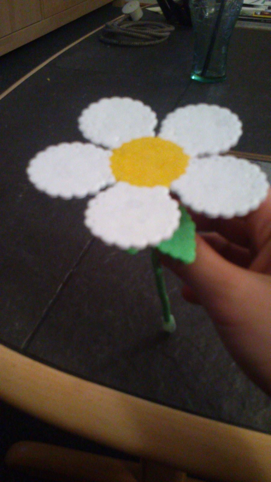 min kreativitet - når en person dør giver man ofte blomser til pårørne jeg gav dog ''kun'' en ''blomst'' men jeg er sikker på denne holder lidt længere end rigtige :) billede 43