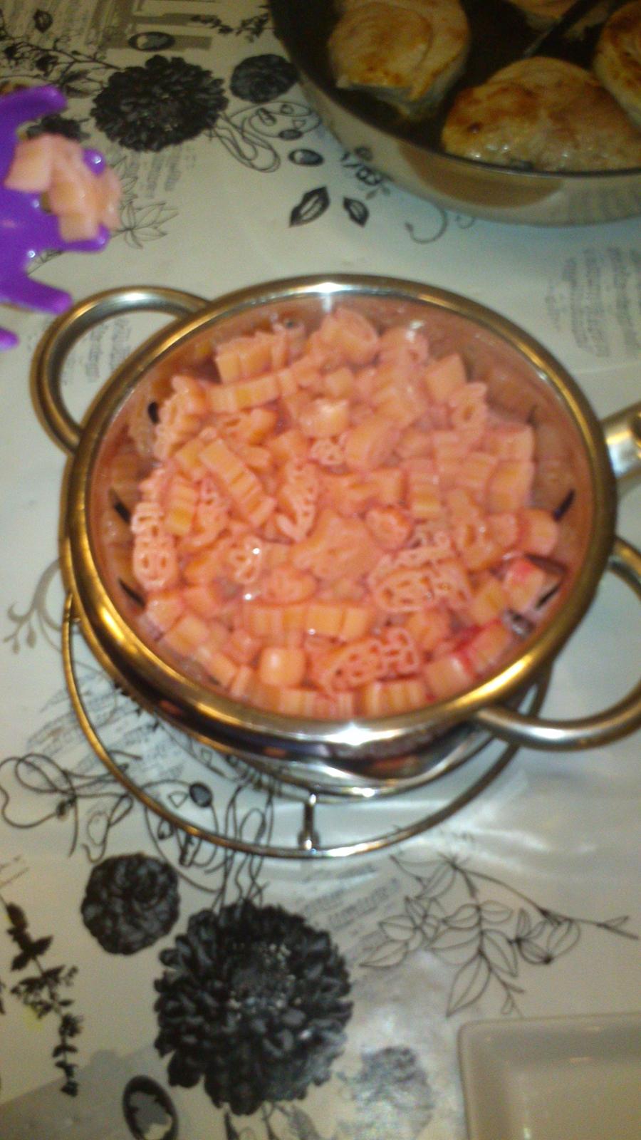 underligt mad  - lyserød spagetti lavet med rød frugt farve billede 5