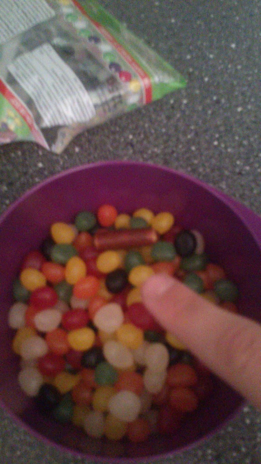 underligt mad  - en laber larve i en helt forkert pakke havde lige åbnet og heldt indholdet ud så så jeg den her  billede 8