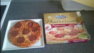 underligt mad  - okay jeg skulle lige have en hurdig pizza bedøm selv om der er forskel på  pakken og det værdige resultat :) (ps sys faktisk den smagte okay :) ) billede 17