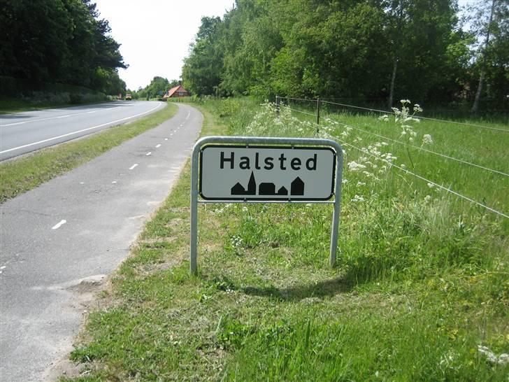 Halstedhus efterskole - Byskiltet ind i Halsted billede 1