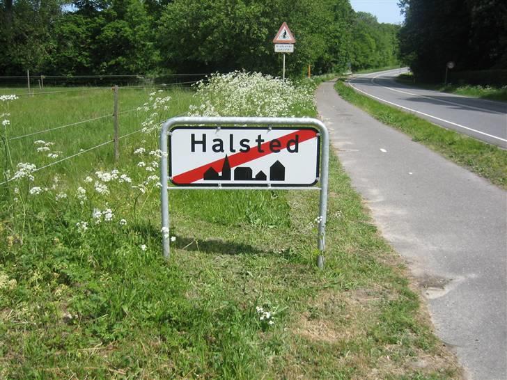 Halstedhus efterskole - Byskiltet ud af Halsted.

Åhh altså hvor er det hårdt. Savner jer sku, ALLE SAMMEN! Jeg er ked af at jeg må svigte dig Kalle, men lige nu er det her det eneste rigtige :'( _ Jeg græd uendeligt meget da Zakia stoppede 3 timer før mig, men jeg græd ikke da jeg selv stoppede og ved i hvorfor? Fordi jeg er meget meget lettet over at være stoppet! Men aligevel er det smadder hårdt, og jeg tænker meget over det, men er sikke på at jeg har truffet det rigtige valg. Jeg savner mit dejlige bord at sidde ved, jeg savner vores dates Kalle og alle vores dobbelt daet med alle jer andre, jeg savner mit værele og min dejlige roomie, jeg savner Toffie, han ver den første og den sidst jeg red på :'( _ Zakia, jeg er ked af at du også stoppede, men jeg ved at det ikke er sidste gang vi ses, savner dig mere end du aner <3 _ Savner jer alle sammen tøser, i gjorder mit ophold på HHE uforglemmeligt <3 billede 29