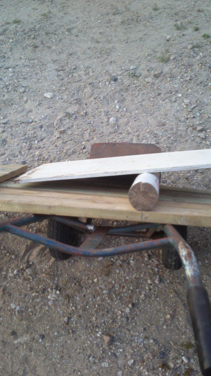 træning med Vippe :D - her ses vippen på transport midlet :D den hvide plade er til når man træner at vippen ikke bare synker i græsset eller gruset (jeg har ikke prøvet vippen på sand endnu så kan ikke udtale mig om den kan vippe i sand) :)  billede 6