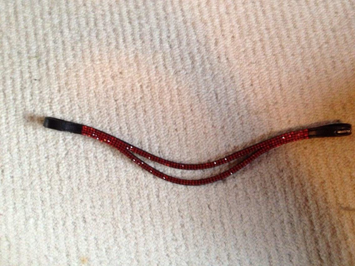Mit udstyr :) - Pandebånd med røde sten billede 21