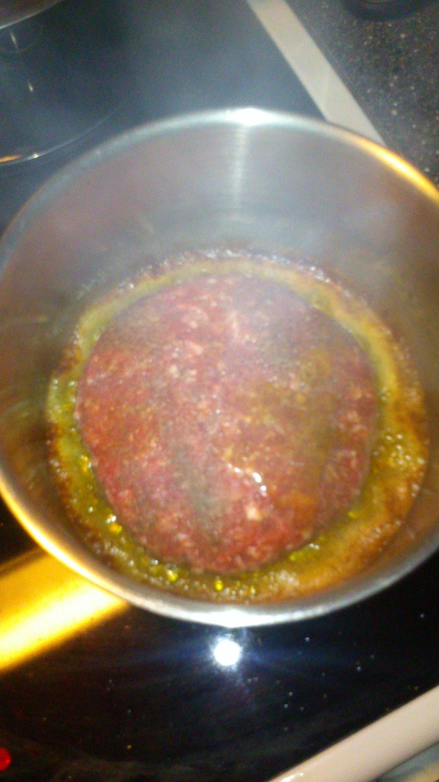 underligt mad  - min mor og jeg manglede en pande til at lave bøf i så vi tog en gryde for at se om det kunne lykedes at lave en bøf i en gryde og det kunne du men puha det var ikke så nemt at vende :D billede 30