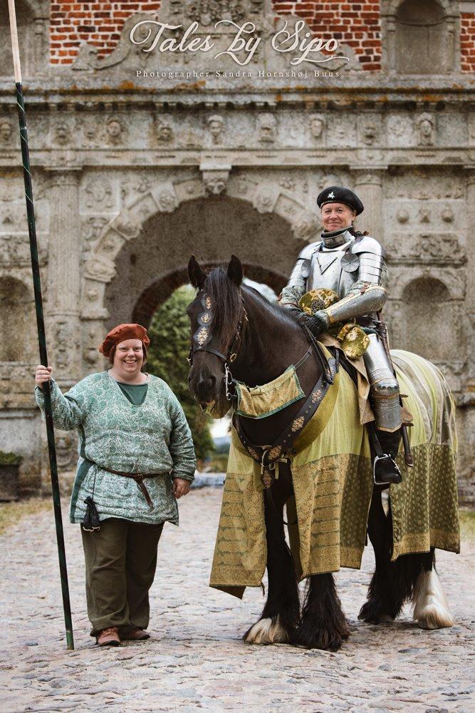 Middelalderdage på Voergaard Slot 2015 - Ridder Aase, hendes hest Arthur og hendes væbner Diana ... Fotograf: Tales by Sipo billede 7