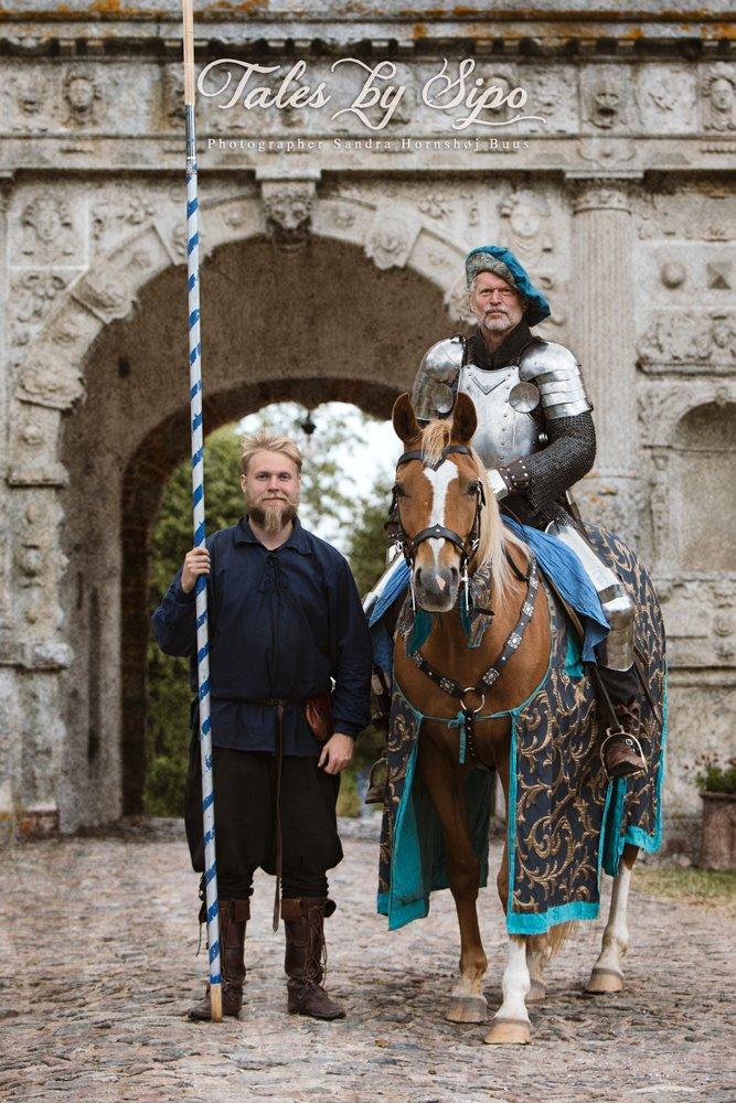 Middelalderdage på Voergaard Slot 2015 - Ridder Ole, hans hest Sally og hans væbner Martin ... Fotograf: Tales by Sipo billede 8