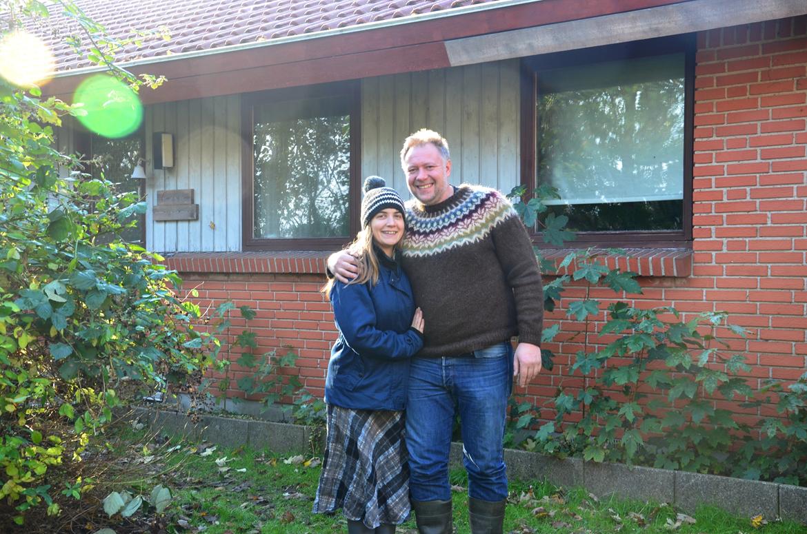 Mit hjem og min hverdag - Min dejlige Anders og jeg foran vores lille hjem billede 1