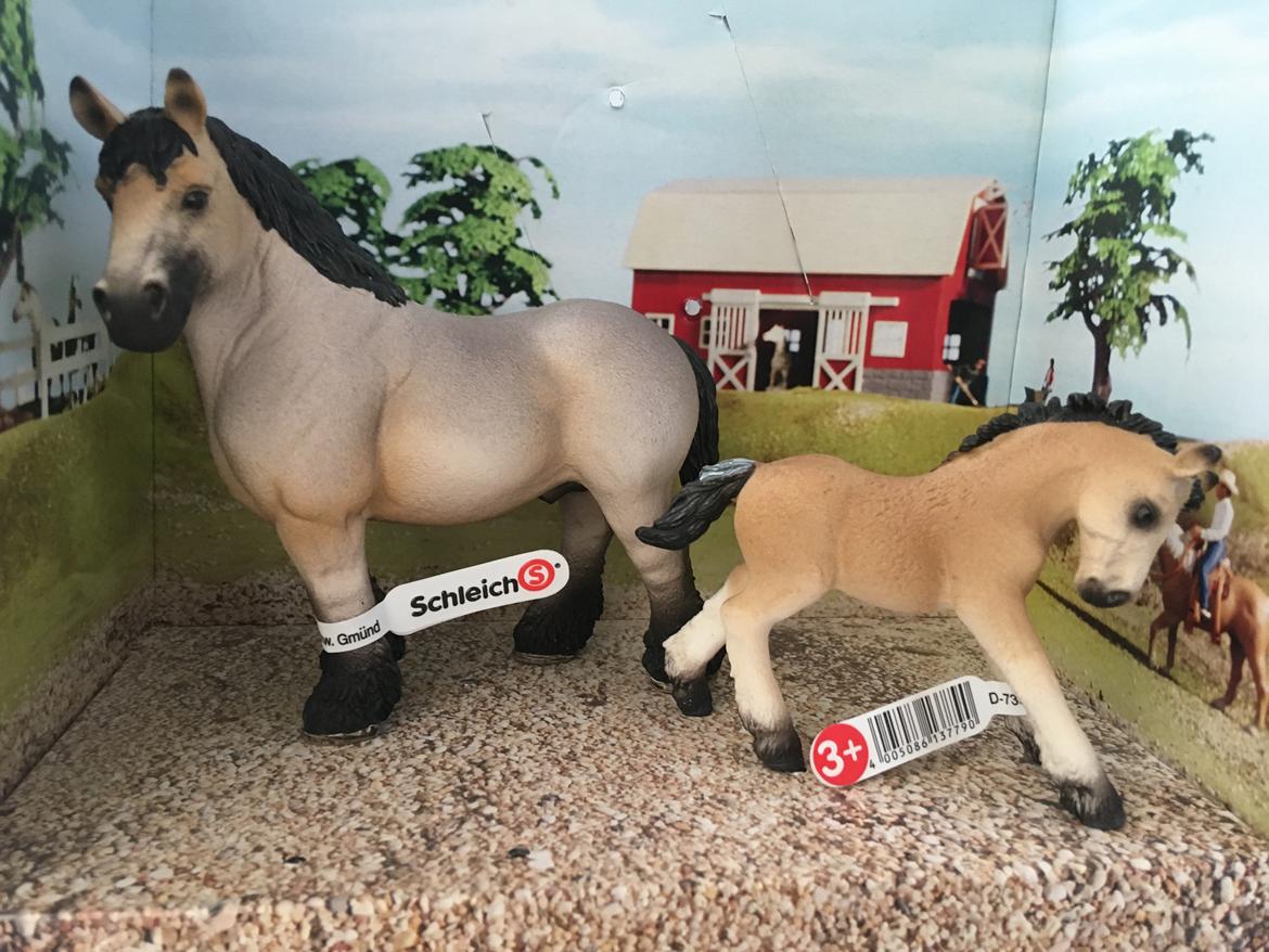 Mine Schleich Dyr - Navn: Hercules. Race: Ardenner. Køn: Hingst. Alder: 9år. Navn: Himdbærgårdens Megara. Køn: Hoppe. Alder: 7 uger. Stamtavle: Mor: Hera. Far: Hercules billede 195