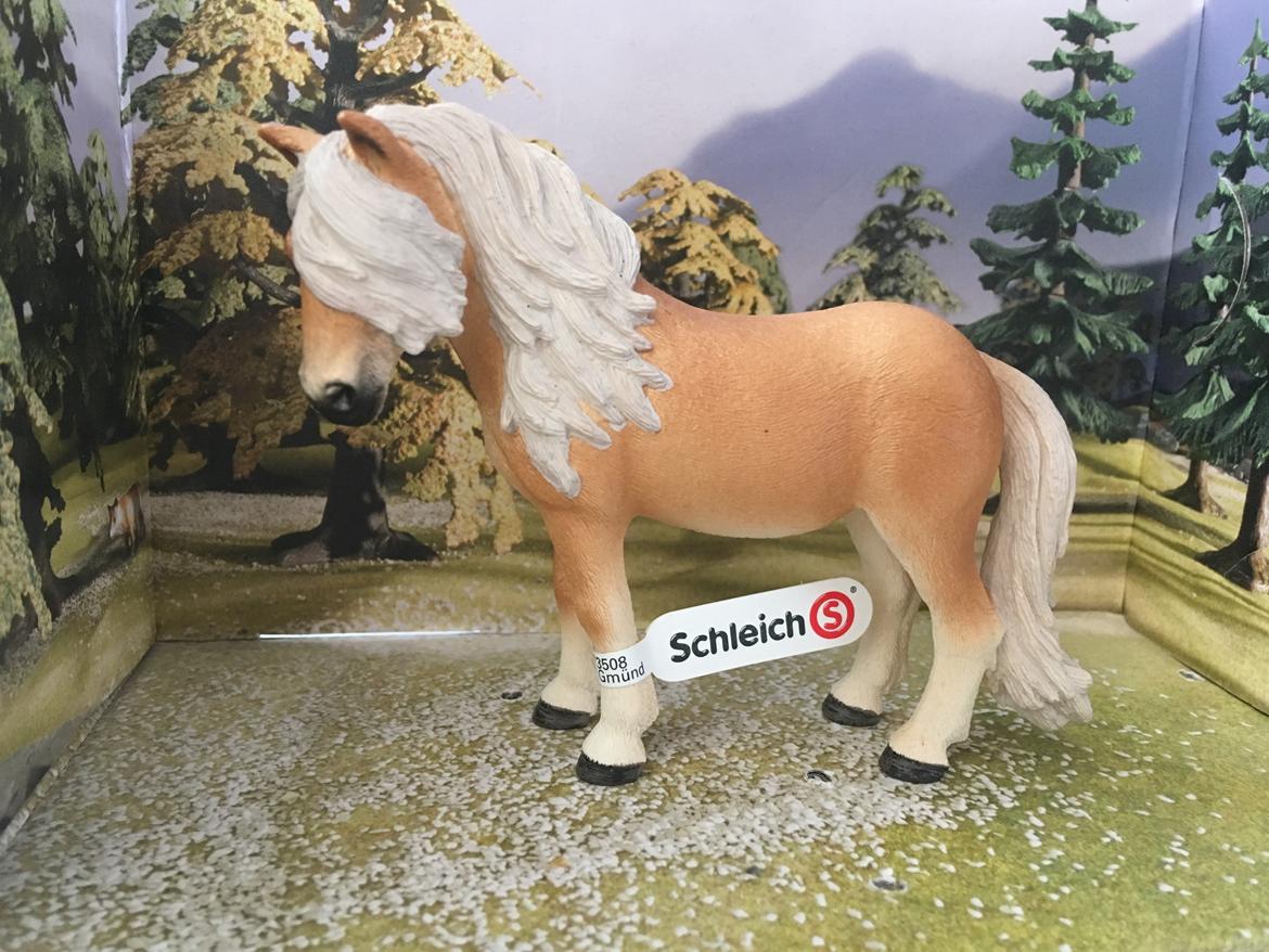 Mine Schleich Dyr - Navn: Álfadís (gudinde fra elverlandet) Race: Islænder. Køn: Hoppe. Alder: 11 år billede 198