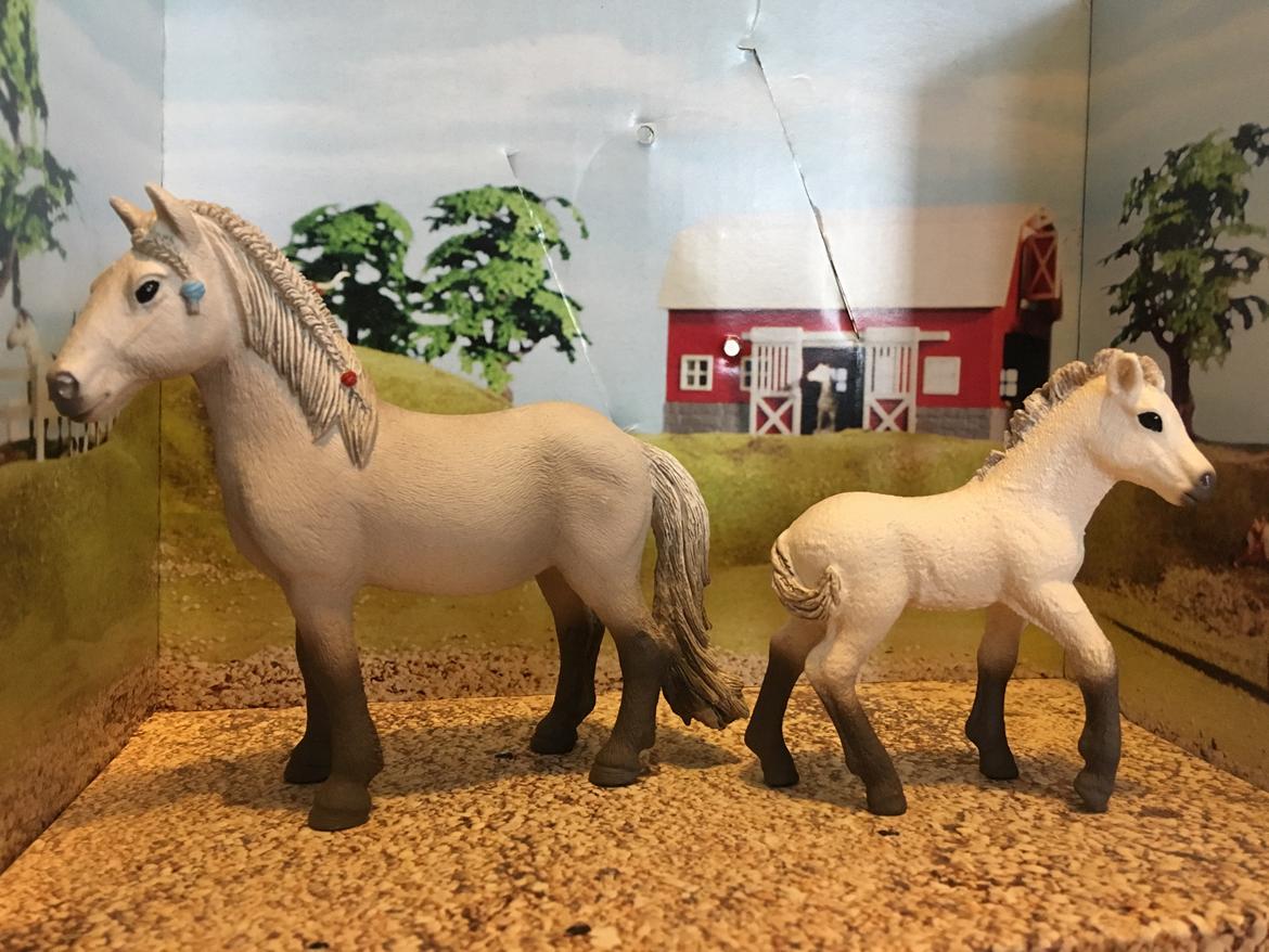 Mine Schleich Dyr - Navn: Ýlfa [Ilva] (hunulv, gråbrun el mussegrå) Race: Islænder Køn: Hoppe Alder: 6 år Navn: Hindbærgårdens Tritla (danser på tærerne, lille bølje) Køn: hoppe Alder: 3 mdr. Stamtavle: Mor: Ýlfa Far: Þengill billede 212