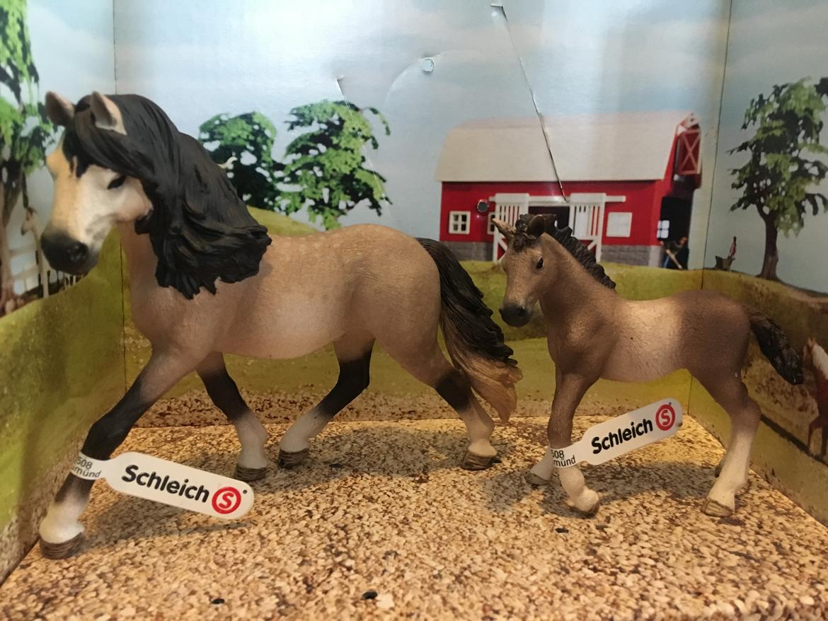 Mine Schleich Dyr - Navn: Andurinha Race: Andalusier Køn: hoppe Alder: 4 år Navn: Hindbærgårdens Aloha Køn: hoppe Alder 2 mdr Stamtavle: Mor: Andurinha Far: Lopéz billede 222