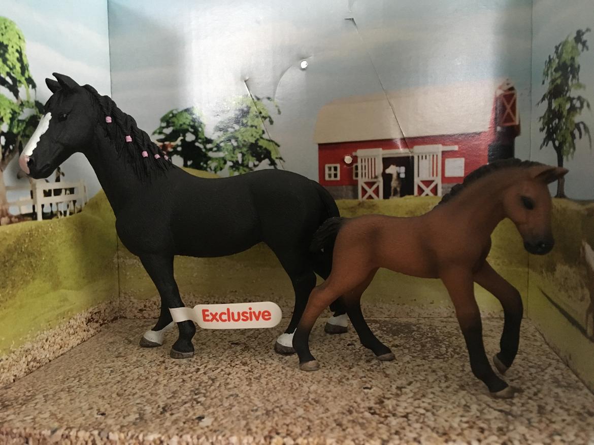 Mine Schleich Dyr - Navn: Edeltraut Race: Trakhener Køn: Hoppe Alder: 15 år Navn: Hindbærgårdens Elisabeth Køn. Hoppe Alder: 3 uger Stamtavle: Mor: Edeltraut Far. Adalwin billede 272