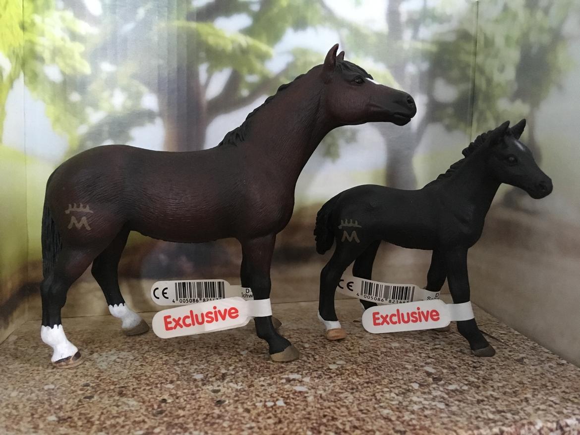 Mine Schleich Dyr - Fra Stutteri Marbach Navn: Herzblatt Race: Tysk varmblod Køn: Hoppe Navn: Gardez Køn: Hingst Alder: 5 uger Stamtavle: Mor: Herzblatt Far: Ganymed billede 285