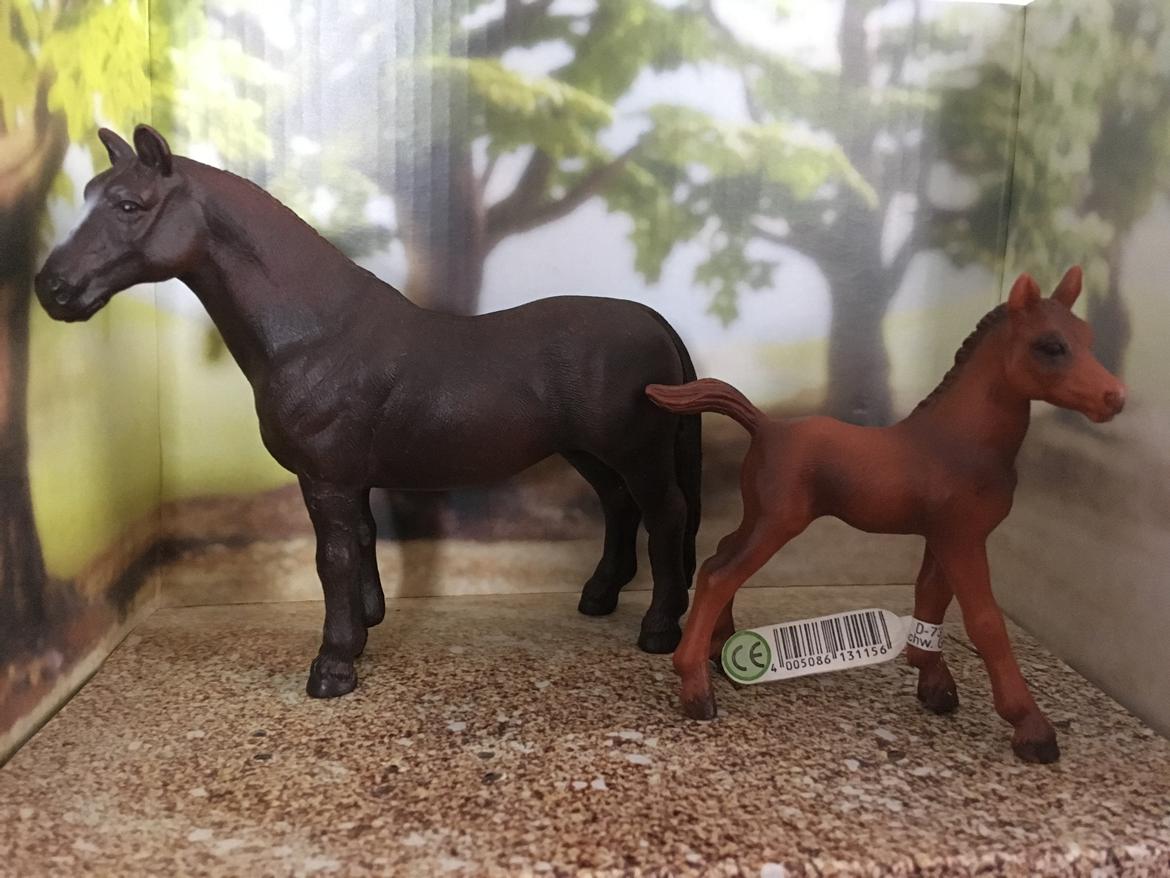 Mine Schleich Dyr - Navn: Gipsy (Hoppen) Race: Hannoveraner Køn: Hoppe Alder: 18 år Navn: Hindbærgårdens Gelende Køn: Hoppe Alder: 2 uger Stamtavle: Mor: Gipsy Far: BH Matiné II billede 296