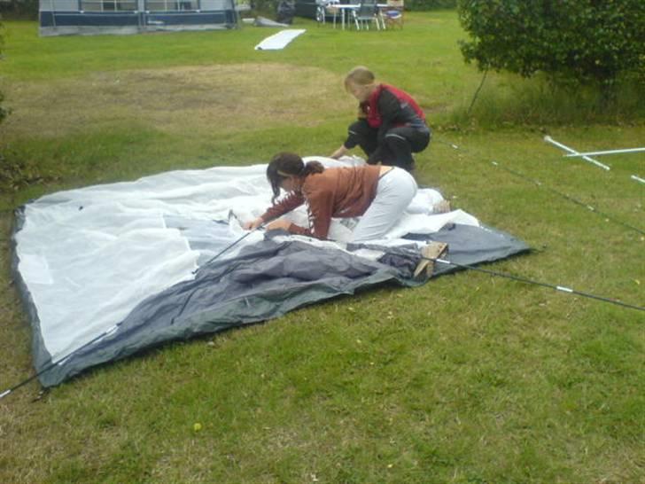 Ferie i Fjellerup 2007 - Så skal teltet slåes op, ally er mesten her billede 2