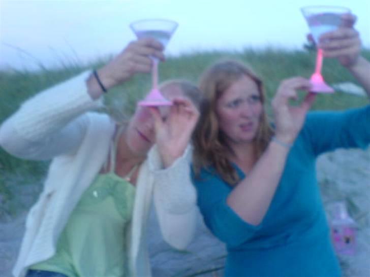 Ferie i Fjellerup 2007 - Vores druk aften, mørket kommer på og lysende skal jo tændes i de fede PLAY BOY glas ;) billede 12