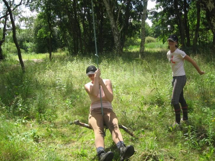 Ferie i Fjellerup 2007 - Vi fandt en gynge eller et tov med en kæp i enden, den fik vi meget sjov ud af billede 61