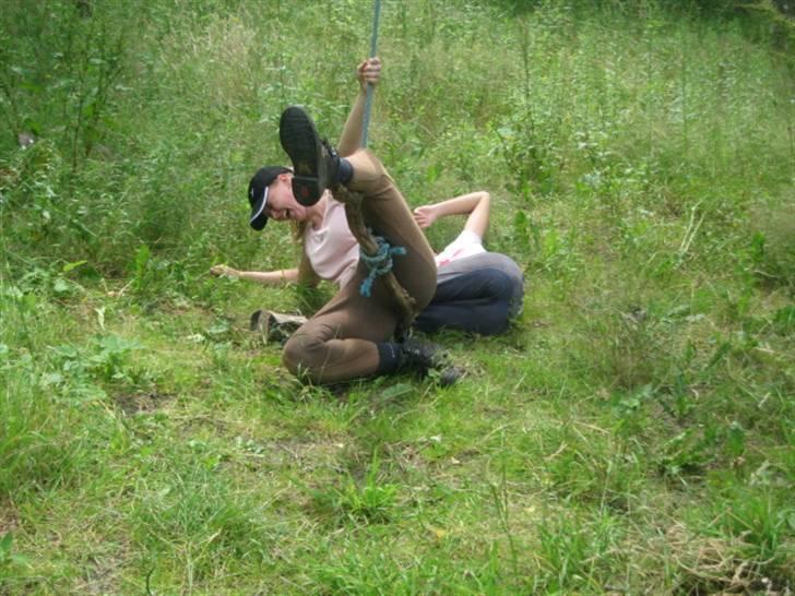 Ferie i Fjellerup 2007 - AV AV skreg ally da hun troede hun kunne gynge mig ved at trække i den ene side af kæppen som hun fik mellem benene og væltede os begge billede 62