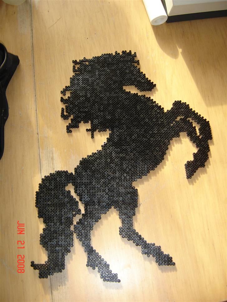 Ting lavt med rør Perler - Her ser i mit nyeste værk det er en hest... jeg kunne ikke finde et mønster så jeg måtte jo selv lave et (den er lavt d 21 Juni 2008) billede 7