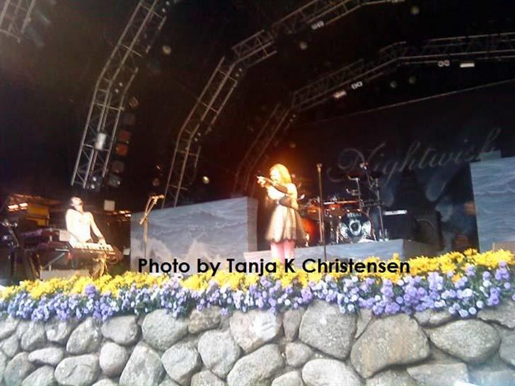 Nightwish live @ Skanderborg Festival - Billederne taler for sig selv

-- nå ja, og ingen zoom er brugt. for jeg STOD helt oppe forrest :) billede 11