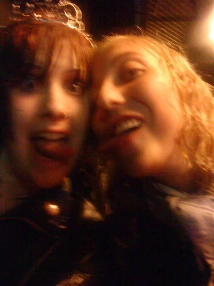 Nightwish live @ Skanderborg Festival - To lalleglade spassere i bussen, efter endt fællessang. (Ja, buschaufføren holdt fællessang med "Jeg går og hedder Frede" og "Vi sejler op ad åen".)

/Bye herfra billede 15