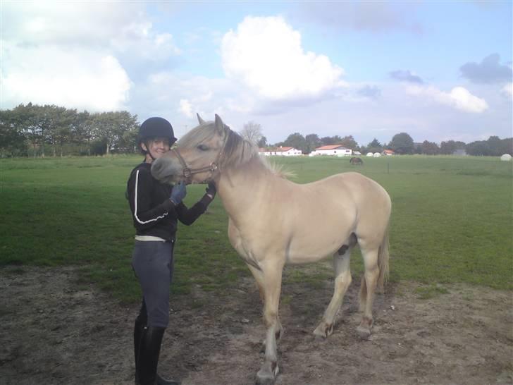 Morten .. Lille nussede hovede! - Mig og Morten... kunne ikke gå nogen steder uden han fulgte efter så fik min veninde til at tage billedet.. billede 5
