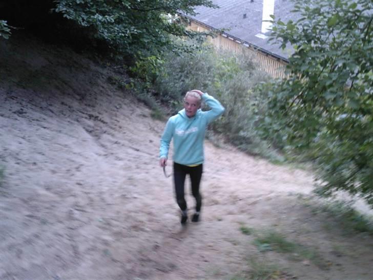 To aber i auktion på møn <3 Miig og Lasse Brøndum :D - Også skulle jeg osss op på  den rigtige side af hegnet øv bøv:( :D Det var bare MEGA fun !!!<3 billede 45