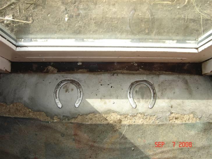 Hvad kan man bruge gamle hestesko til??? - Her har jeg så lukket døren og står inden for.... billede 3