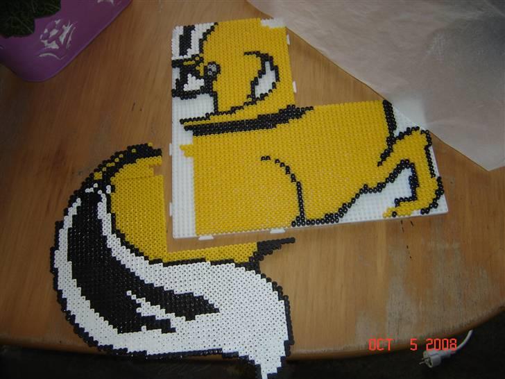 Ting lavt med rør Perler - Så har jeg også lavt en fjordhest... (lavt d 6 okt. 2008)

havde problemer med den... jeg havde fået en spand med 20.000 forskelligfarvet perler og jeg gik igang med at lave denne men da jeg var kommet et godt stykke havde jeg ikke flere gule (på billedet kan i se hvor langt jeg var kommet med den første spand) :o( så jeg måtte ud og købe en spand mere for de gule jeg havde (af hama perler) var ikke i samme fave... så nu står jeg med 2 spande bare pga jeg manglet omkring 200 gule perler billede 4