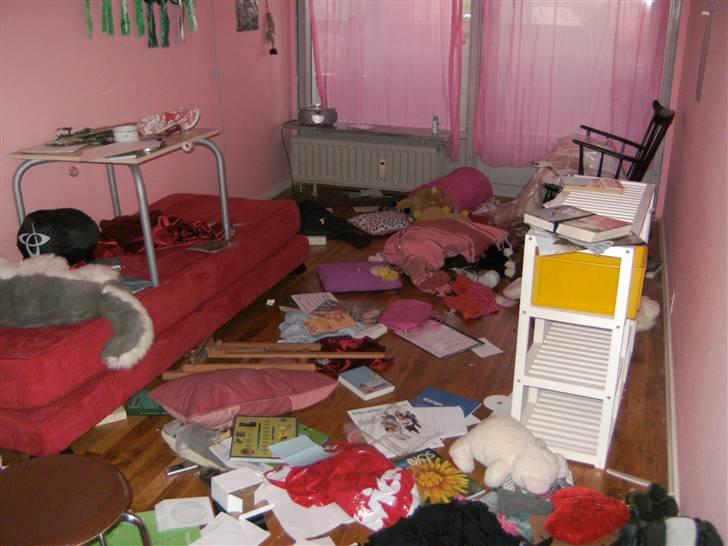 Mit værelse før og efter oprydning XD - Var lige begyndt derfor står mit bord oppe på min seng XD billede 1