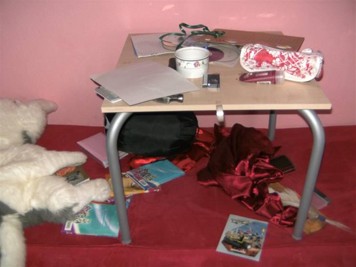 Mit værelse før og efter oprydning XD - Mit bord oven på min seng XD billede 8