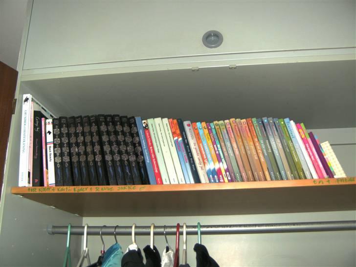 Mit værelse før og efter oprydning XD - Så blev der ryddet op i mine bøger XD har mange flere men kunne ikke finde dem billede 9