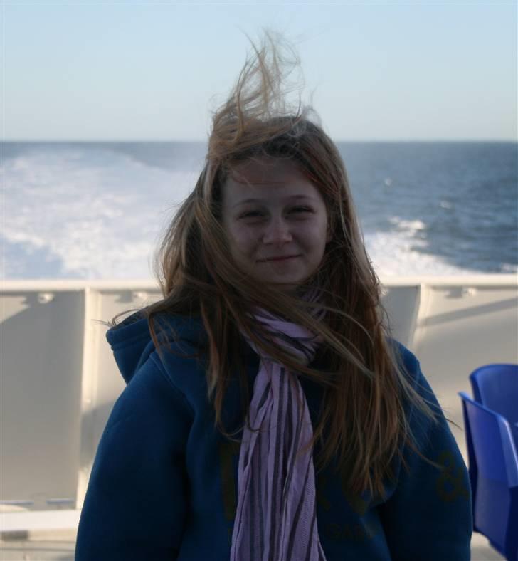 Mit fotoalbum - Dette er mig på en færge, hvor mit hår blæser ud til alle sider.. billede 13