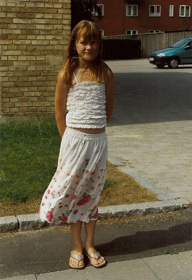 Mit fotoalbum - Mig der står i flot nederdel på en flot sommer dag.. billede 17