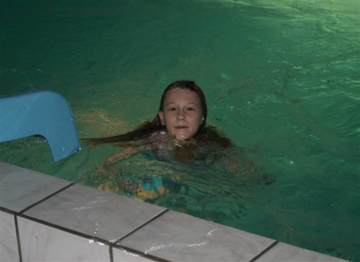 Mit fotoalbum - Mig som svømmer i en pool i jyllad, der var vi i et sommerhus billede 20