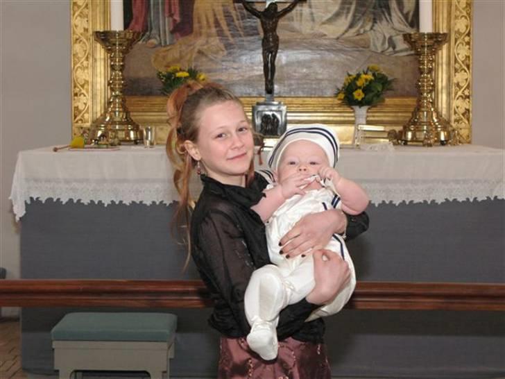 Mit fotoalbum - Det er så mig der holder min lillebro til hans barnedåb!! billede 31