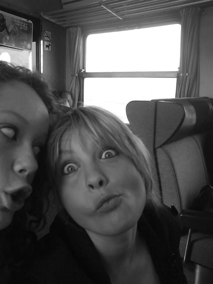 Det bedste jeg ved er: - Lisa er skøøønnere end skøn :') 

ELSKER DET HER BILLEDE!!! <3333 billede 13