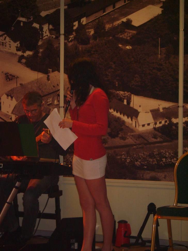 Totalt arto agtigt.  - Da jeg sang til min mors 40 års - if tomorrow never comes <3 billede 11