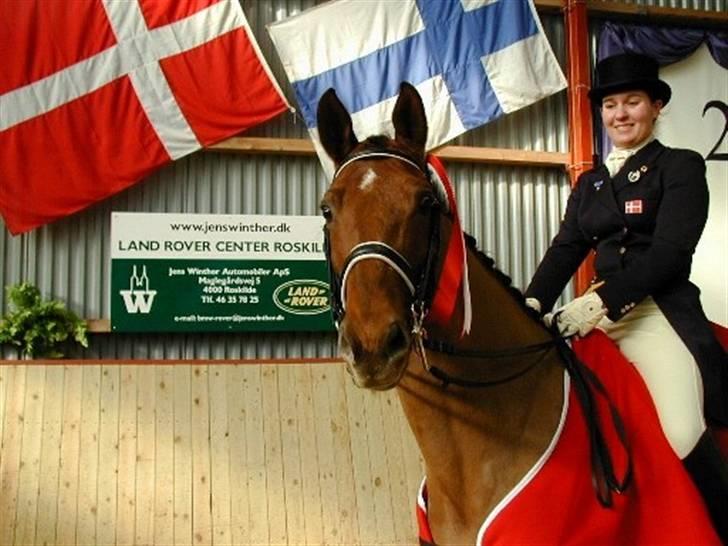 Stutteri Hønnerup, min arbejdsplads. - Samlet vinder af uofficielt indendørs DM for juniorer 2001:
Wendie Hagedorn/Hønnerups Pink Lady. billede 1