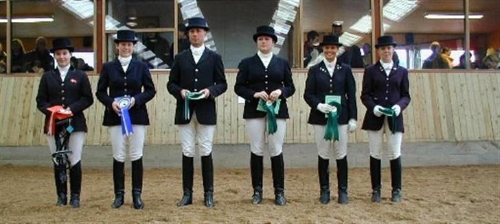 Stutteri Hønnerup, min arbejdsplads. - MB3, 2. runde i indendørs
DM, Juniorer. Iagttagelsesklasse for Juniorer.
1. Wendie Hagedorn/Hønnerups Pink Lady billede 3