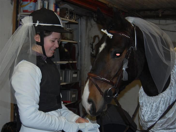 "Fastelavn er mit navn ..."  Fastelavns billeder :'D - Ida og Bruden som er Maggie<3

Fotograf: Min mor d: billede 2