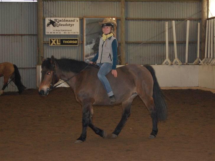 "Fastelavn er mit navn ..."  Fastelavns billeder :'D - Sarah og Mille klæd ud som Cowboy med sin POOONYYY ! ;P

Fotograf: Min mor <3 billede 33