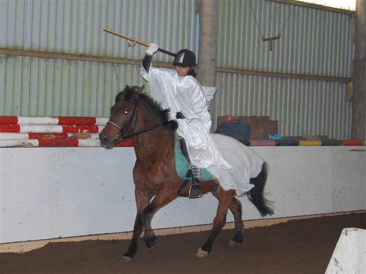 "Fastelavn er mit navn ..."  Fastelavns billeder :'D - Cecilia og optimist klædt ud som engel ;]

Fotograf: Mor<3 billede 38