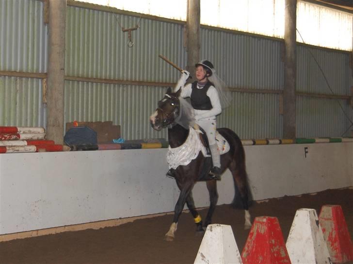 "Fastelavn er mit navn ..."  Fastelavns billeder :'D - Bruden igen xD
Fotograf: Min mutti<3 billede 44