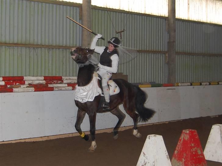 "Fastelavn er mit navn ..."  Fastelavns billeder :'D - Uhhh Maggie og Ida<3
Fotograf: Min mooooar <3 billede 57