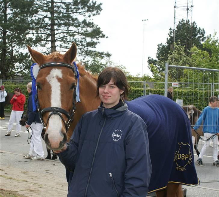 Dyrskue Varde - Pauline og Sizze med sin 2 rosetter. Den ene for 23 point og den anden for at Betina og hende vandt mønstringskonkurrancen billede 17