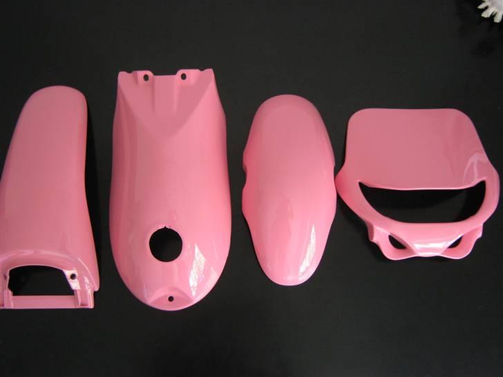 Suzuki Street Magic 'Projekt' - Alle 4 nyautolakerede skjolde. billede 1